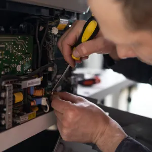 Technik naprawia drukarkę laserową w serwisie w Zabrzu
